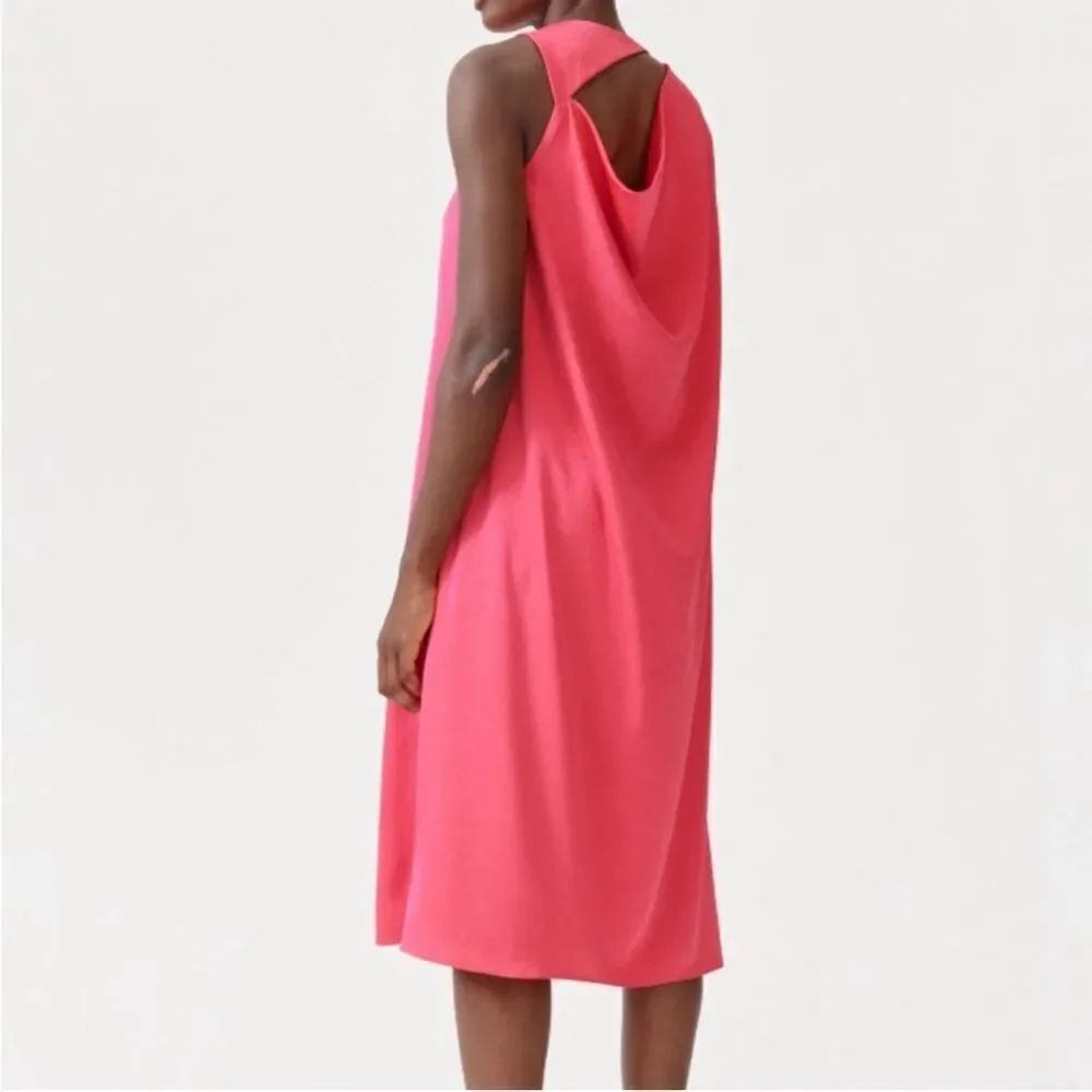 Baum Und Pferdgarten Pink Satin
Crinkle Sleeveless Draped Back Amami
Midi Dress